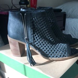 Black open toes shoe